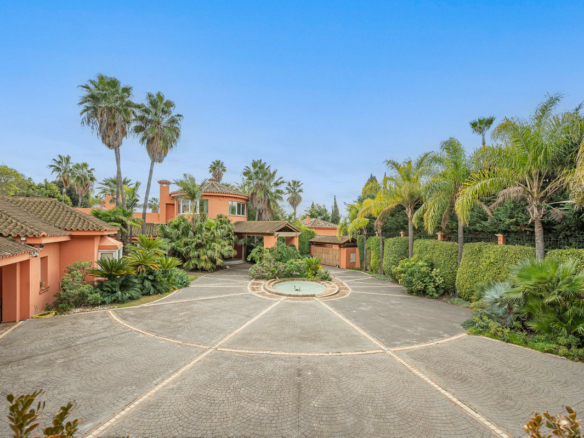 Golden Mile – Villa to Reform – Sea Views