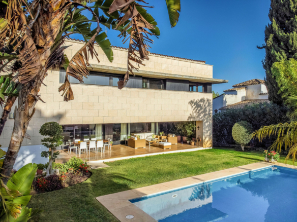 Nueva Andalucia  – 4B Modern villa – Central