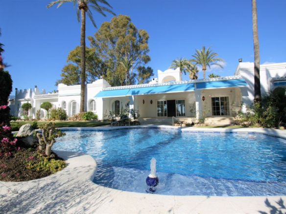 El Paraiso  – 6B Villa – Gated  – To reform