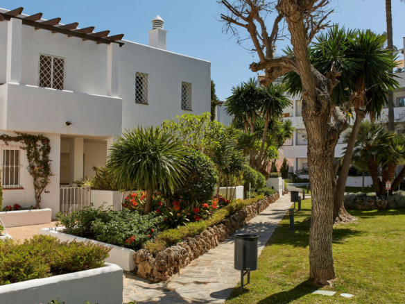 Nueva Andalucia – Nice 3B Penthouse – East facing