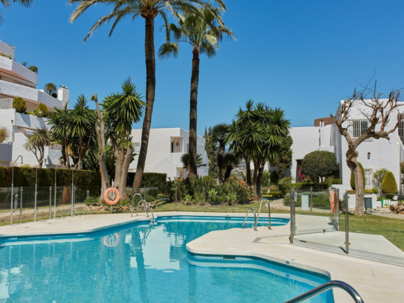 Nueva Andalucia – Nice 3B Penthouse – East facing