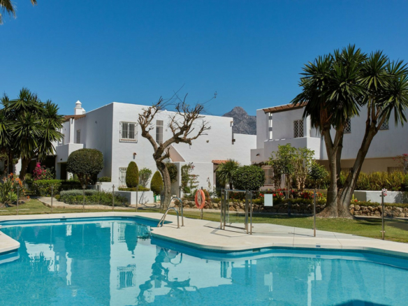 Nueva Andalucia – Nice 3B Penthouse – East facing