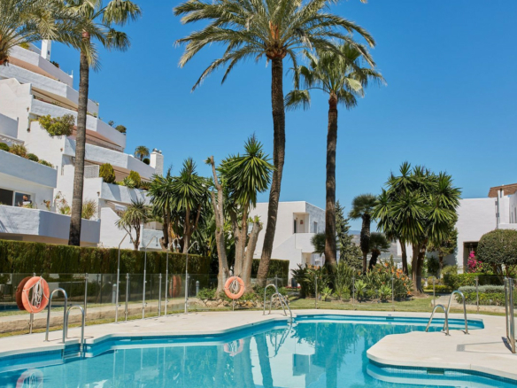 Nueva Andalucia – Nice 3B Penthouse – East facing