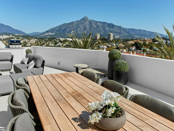 Nueva Andalucia – Nice 3B Penthouse – East facing
