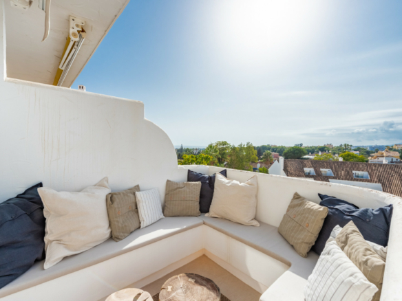 Nueva Andalucia – Reformed 3B Penthouse – Sea Views