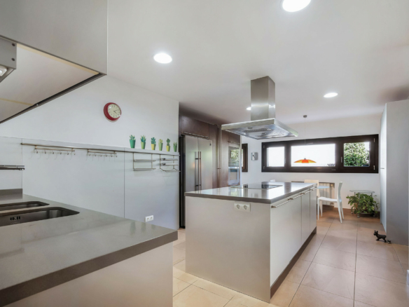 Nueva Andalucia  – 4B Modern villa – Central