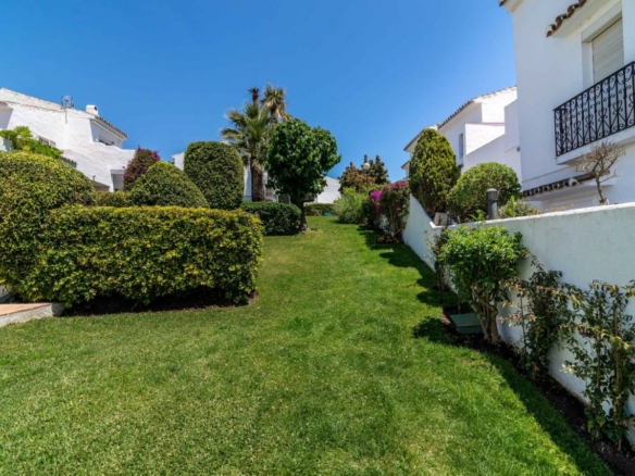 Reserved – Nueva Andalucia –  Nice 3B Townhouse – Central