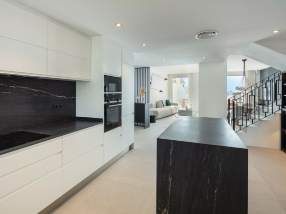 Nueva Andalucia  – 3B Penthouse – Sea Views