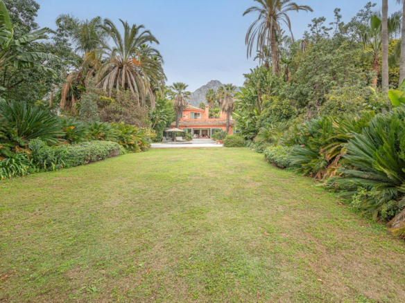 Golden Mile – Villa to Reform – Sea Views