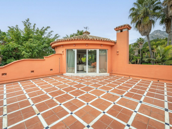 Golden Mile – Villa to Reform – Sea Views
