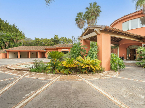 Golden Mile – Villa to Reform – Sea Views