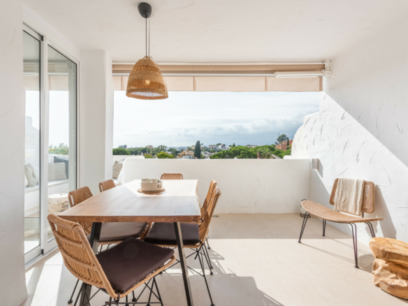 Nueva Andalucia – Reformed 3B Penthouse – Sea Views