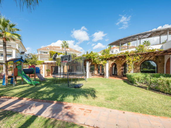Golden Mile – 4B Penthouse – Sea views -Gated