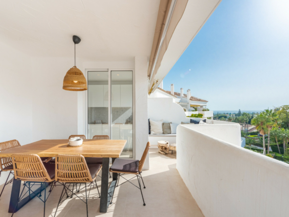 Nueva Andalucia – Reformed 3B Penthouse – Sea Views