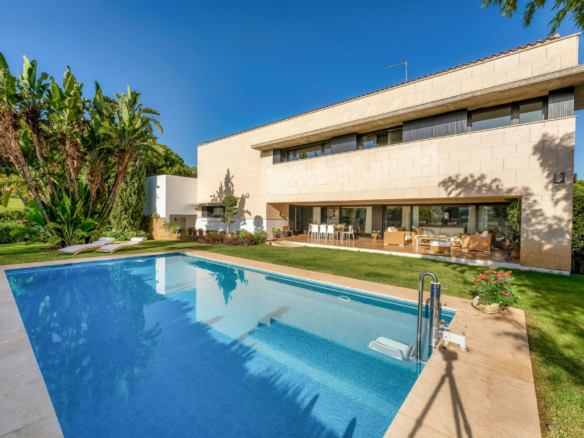 Nueva Andalucia  – 4B Modern villa – Central