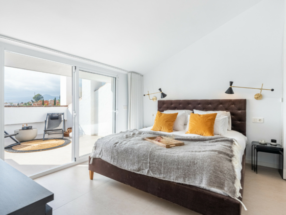 Nueva Andalucia – Reformed 3B Penthouse – Sea Views