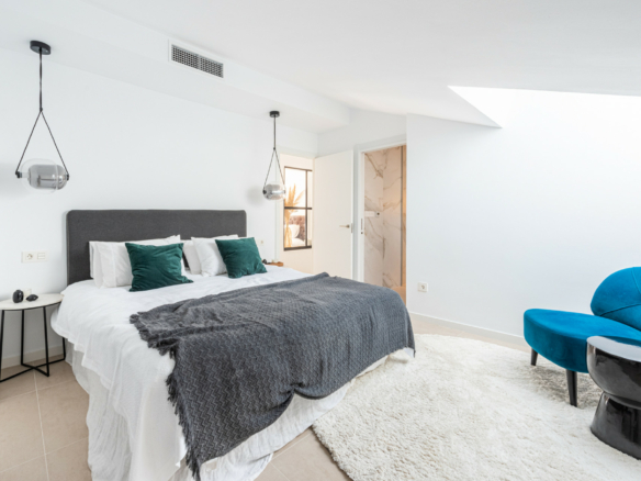 Nueva Andalucia – Reformed 3B Penthouse – Sea Views