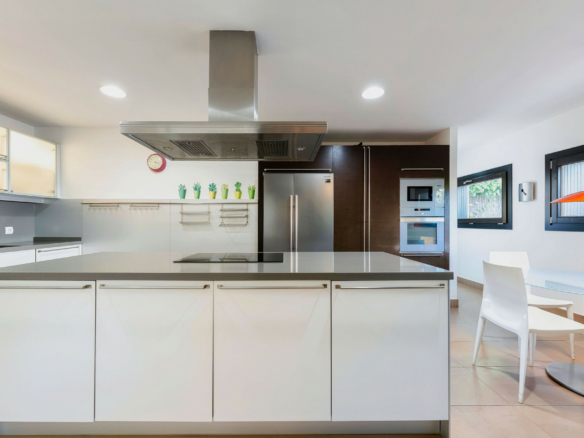 Nueva Andalucia  – 4B Modern villa – Central