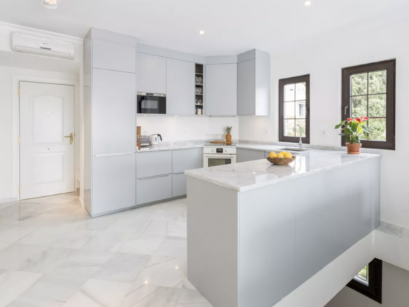 Nueva Andalucia – 3B Apt – Sea Views – Central