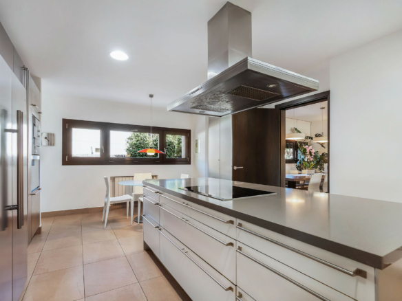 Nueva Andalucia  – 4B Modern villa – Central