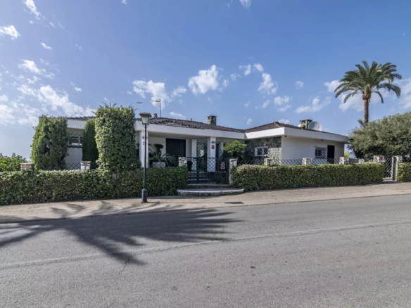 Nueva Andalucia – 4B Hilltop Villa – West Facing