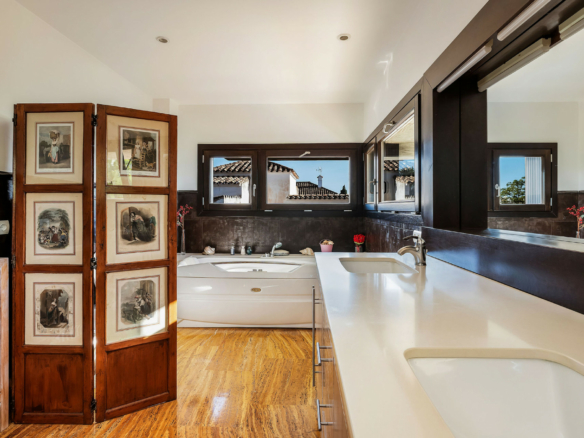 Nueva Andalucia  – 4B Modern villa – Central