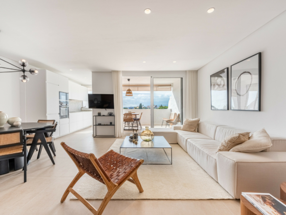 Nueva Andalucia – Reformed 3B Penthouse – Sea Views
