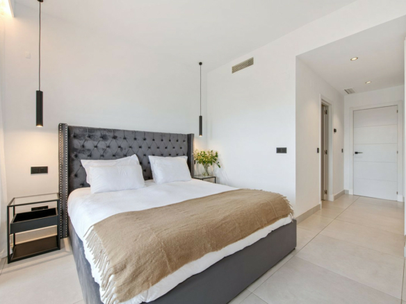 Nueva Andalucia – 3B Garden Apt.- Reformed