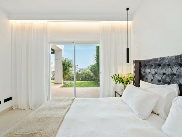 Nueva Andalucia – 3B Garden Apt.- Reformed