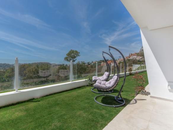 Nueva Andalucia – 3B Garden Apt – Sea Views