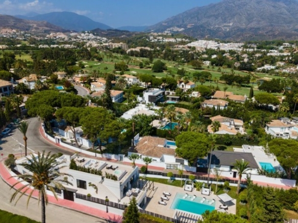 🏠✨ SOLD – Nueva Andalucía – 5B Modern Villa – Central 🌟