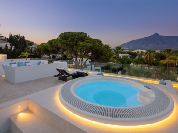 🏠✨ SOLD – Nueva Andalucía – 5B Modern Villa – Central 🌟