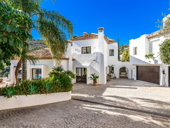 🌟 For Sale & Rent | Villa  La Quinta – Modern Luxury Retreat 🏡