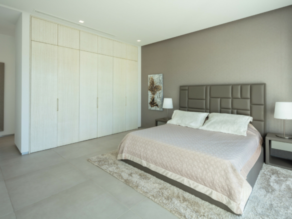 SOLD – Nueva Andalucia -Modern 5B Villa – Central – Key ready