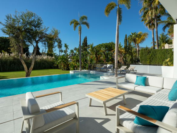 SOLD – Nueva Andalucia -Modern 5B Villa – Central – Key ready
