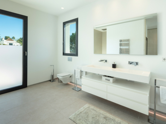 SOLD – Nueva Andalucia -Modern 5B Villa – Central – Key ready
