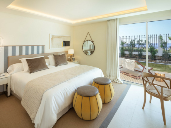 Golden Mile  – 5B Beachfront Villa – For Rent