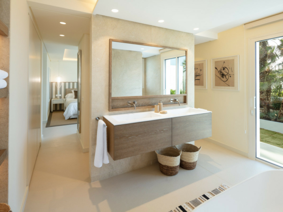 Golden Mile  – 5B Beachfront Villa – For Rent