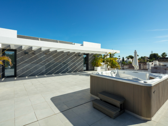SOLD – Nueva Andalucia -Modern 5B Villa – Central – Key ready