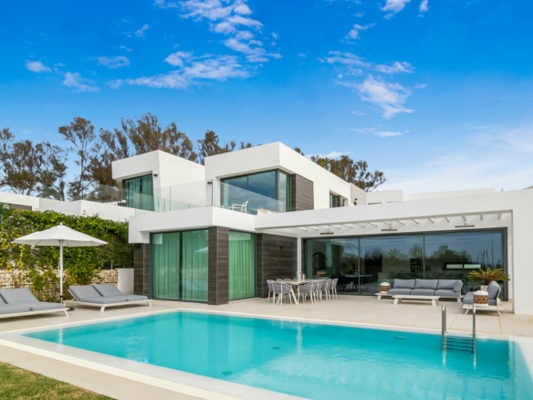 Marbella East – Modern 6B Villa – Sea Views – Gated