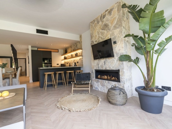 Nueva Andalucia – 3B Townhouse -1st Line Golf – Key ready