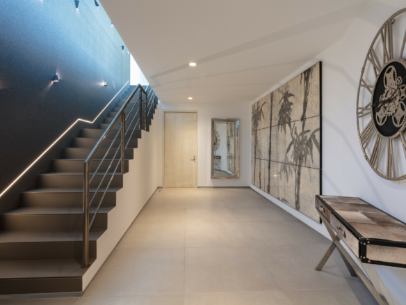 SOLD – Nueva Andalucia -Modern 5B Villa – Central – Key ready