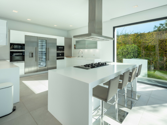 SOLD – Nueva Andalucia -Modern 5B Villa – Central – Key ready