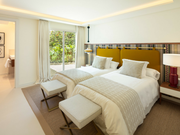 Golden Mile  – 5B Beachfront Villa – For Rent