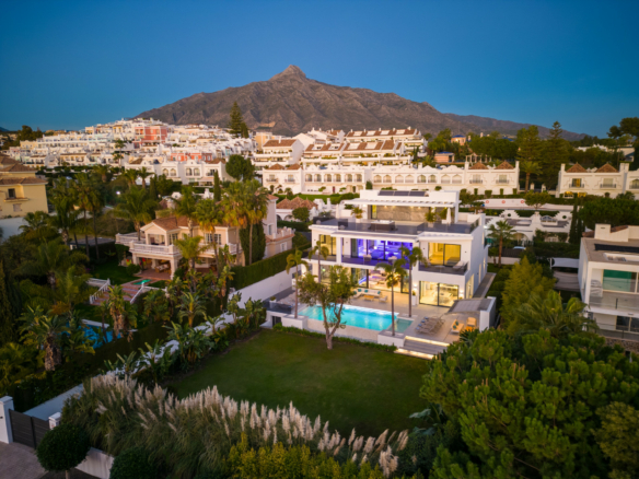 SOLD – Nueva Andalucia -Modern 5B Villa – Central – Key ready
