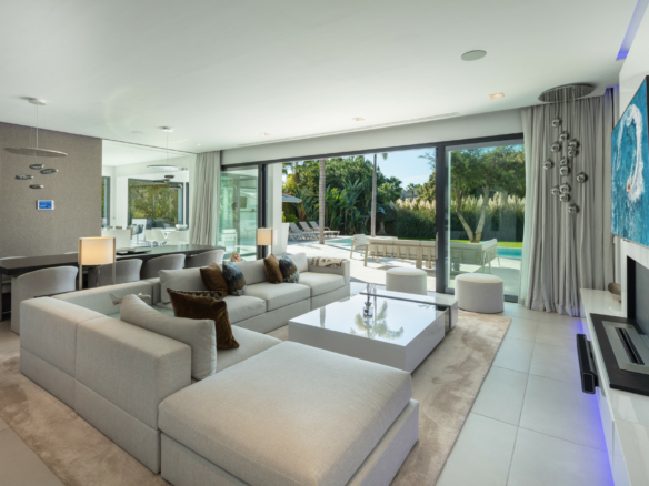 SOLD – Nueva Andalucia -Modern 5B Villa – Central – Key ready