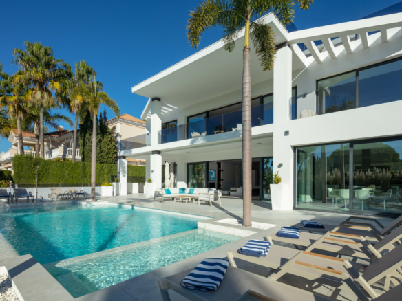 SOLD – Nueva Andalucia -Modern 5B Villa – Central – Key ready