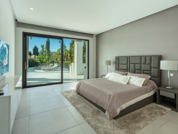 SOLD – Nueva Andalucia -Modern 5B Villa – Central – Key ready