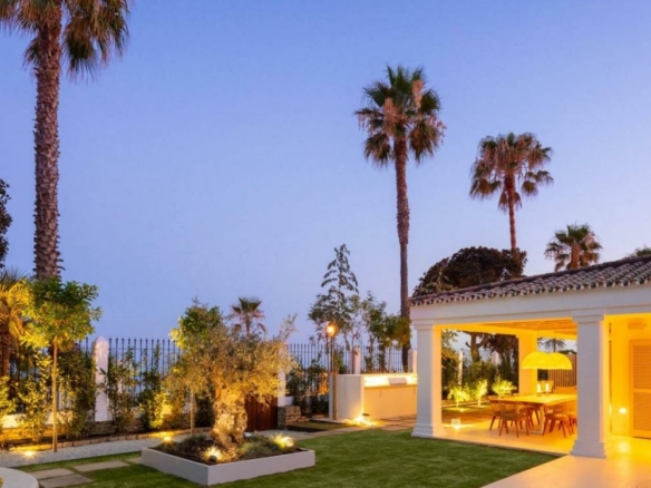 Golden Mile  – 5B Beachfront Villa – For Rent