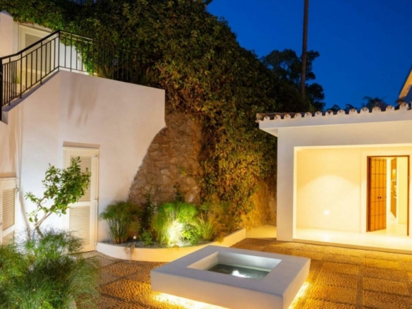 Golden Mile  – 5B Beachfront Villa – For Rent